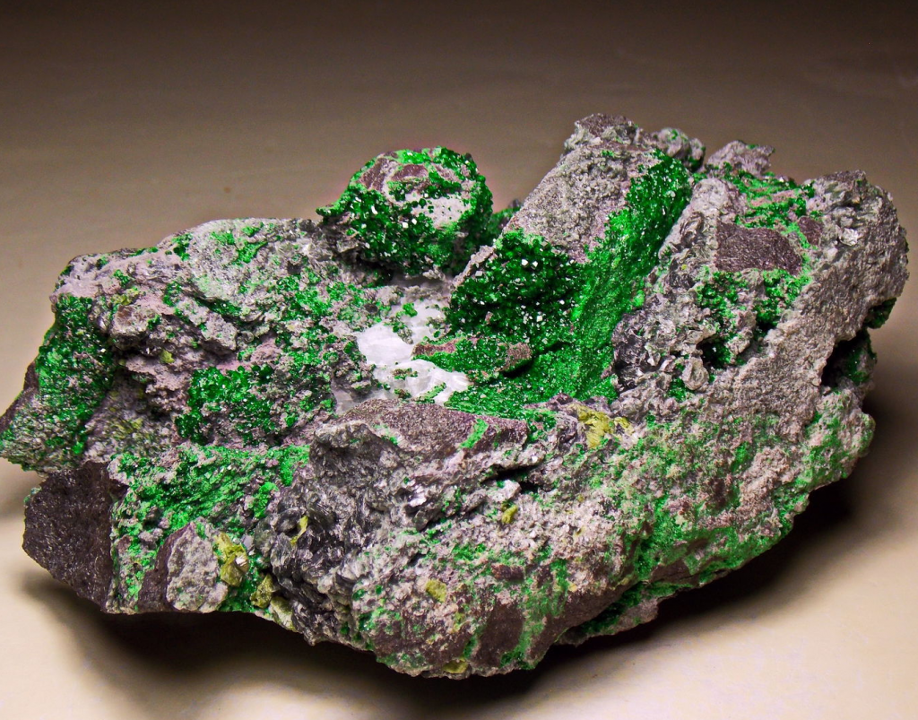 Хромит железа ii. Хромит – хромистый Железняк минерал. Хромитовые руды Урала. Хром руда. Хромовая руда.